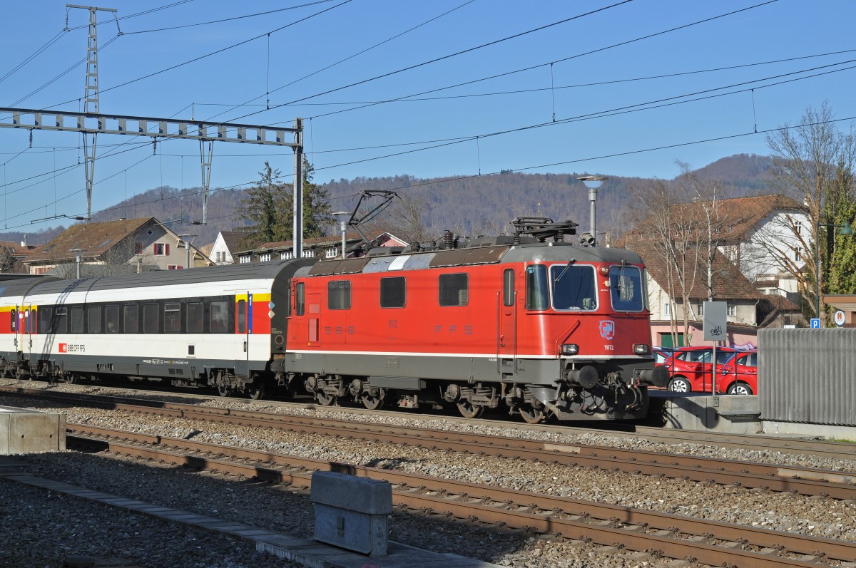 Re 4/4 II 11172 durchfährt den Bahnhof Sissach. Die Aufnahme stammt vom 25.01.2016.