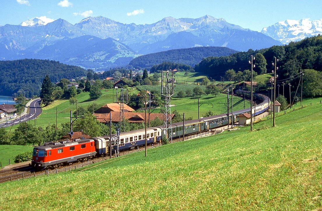 Re 4/4 II 11177 ist mit IC 830 bei Kumm vom Ltschberg kommend nach Thun und Bern unterwegs, 16.08.1987.