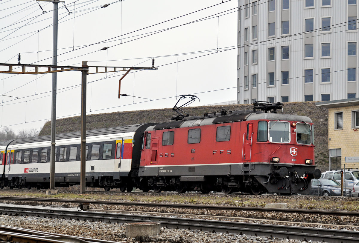 Re 4/4 II 11195 durchfährt den Bahnhof Pratteln. Die Aufnahme stammt vom 13.02.2017.