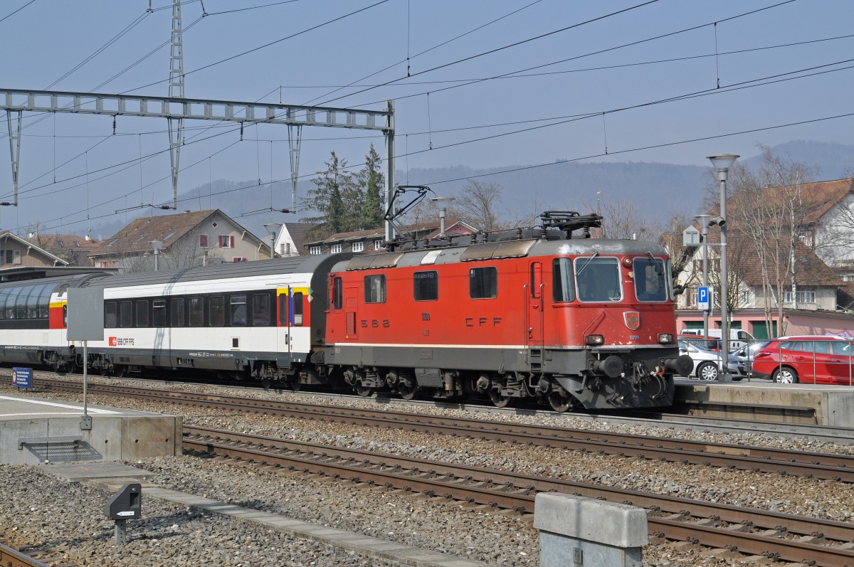 Re 4/4 II 11199 durchfährt den Bahnhof Sissach. Die Aufnahme stammt vom 11.03.2016.