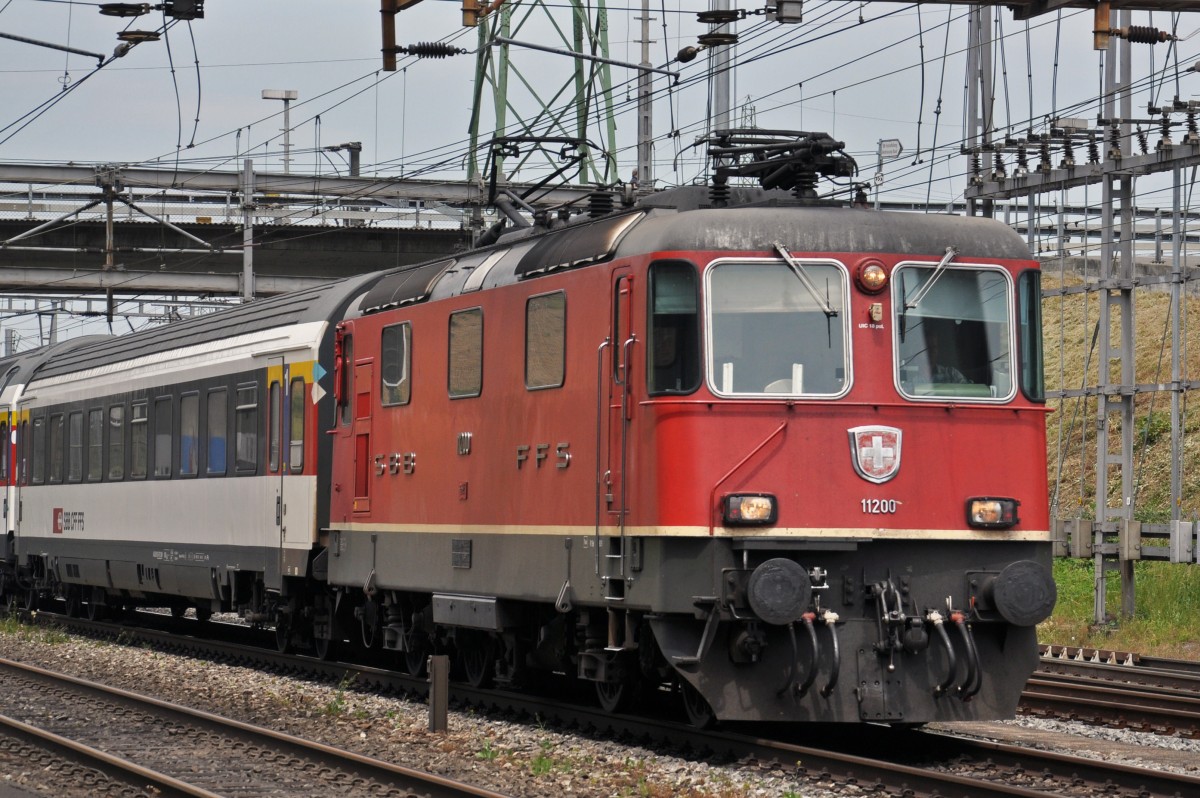 Re 4/4 II 11200 durchfährt den Bahnhof Muttenz. Die Aufnahme stammt vom 17.06.2014.