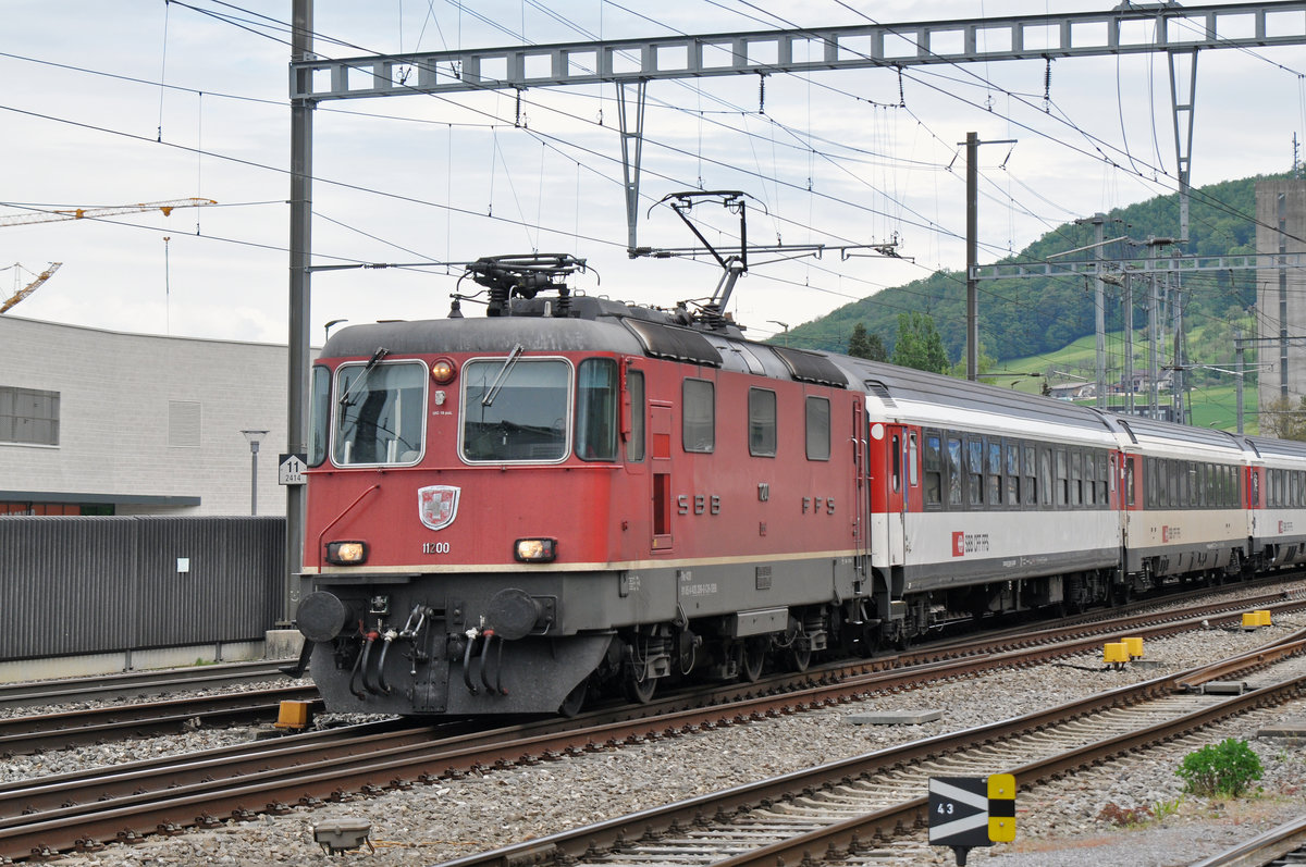 Re 4/4 II 11200 durchfährt den Bahnhof Sissach. Die Aufnahme stammt vom 09.05.2016.