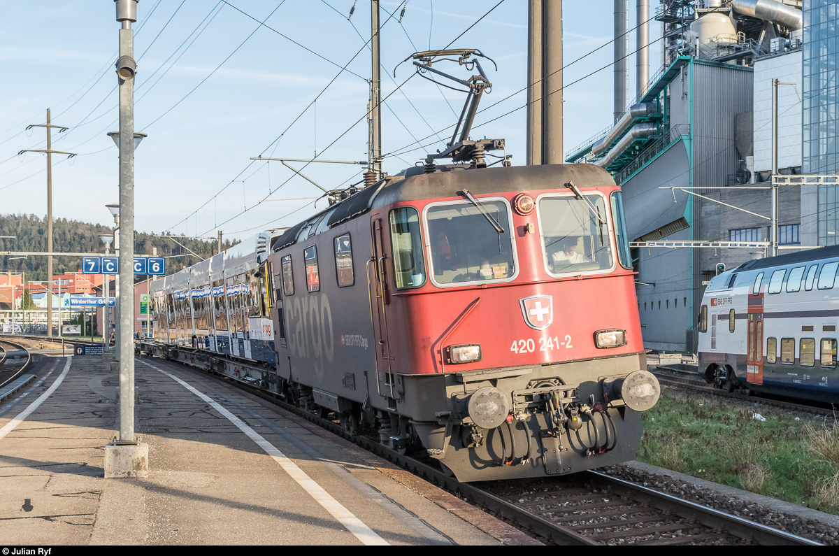 Re 4/4 II 11241 durchfährt am 20. März 2017 mit dem neuen Tango-Tram Be 6/10 1824 für die TPG den Bahnhof Winterthur Grüze.