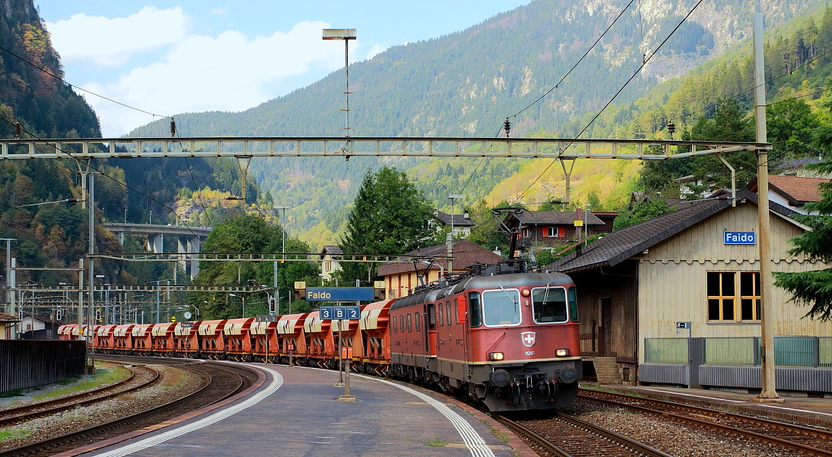 Re 4/4 II 11260 und eine Re 6/6 durchfahren am 13.09.2016 den Bahnhof Faido auf der Gotthard-Südrampe