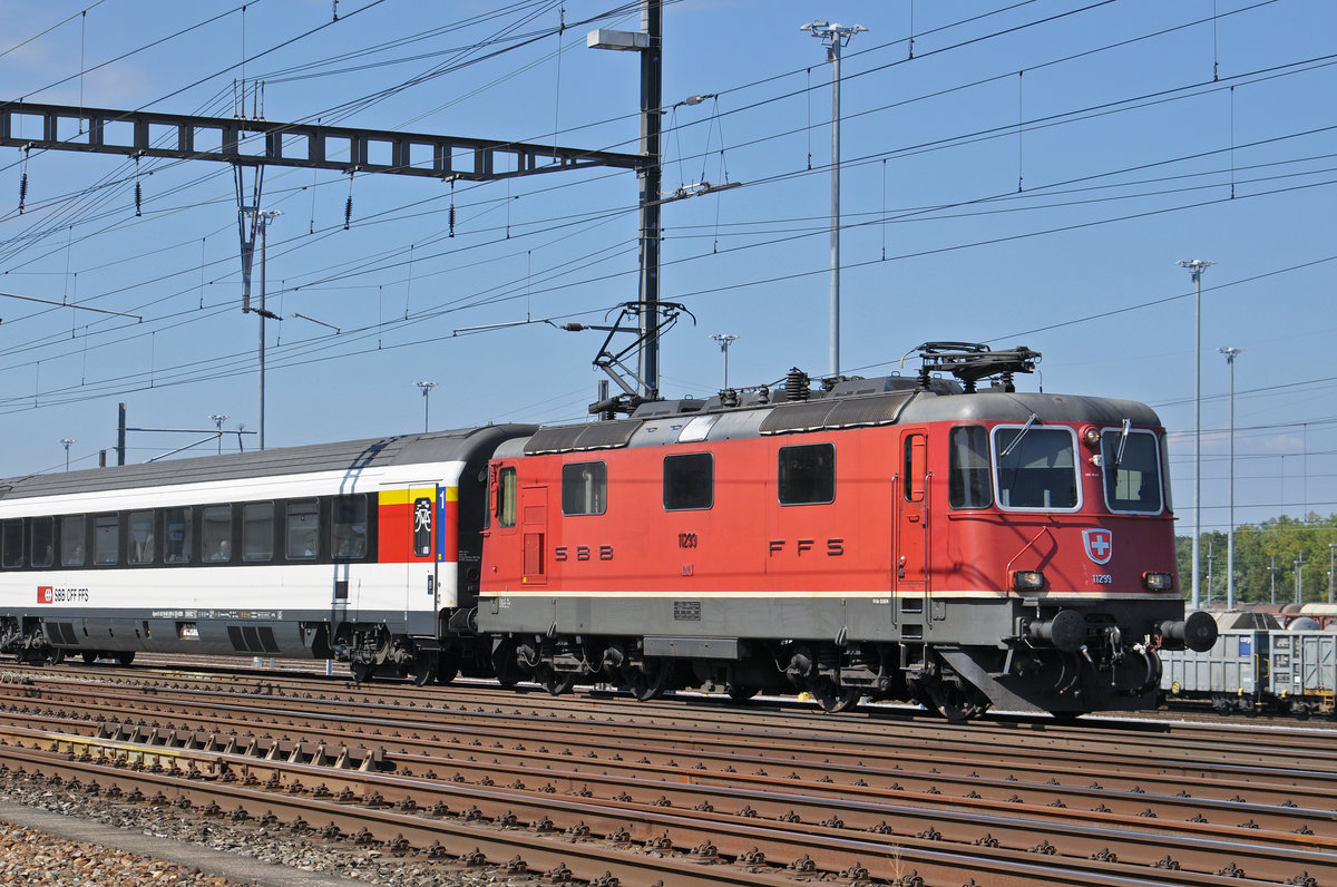 Re 4/4 II 11299 durchfährt den Bahnhof Muttenz. die Aufnahme stammt vom 10.09.2015.