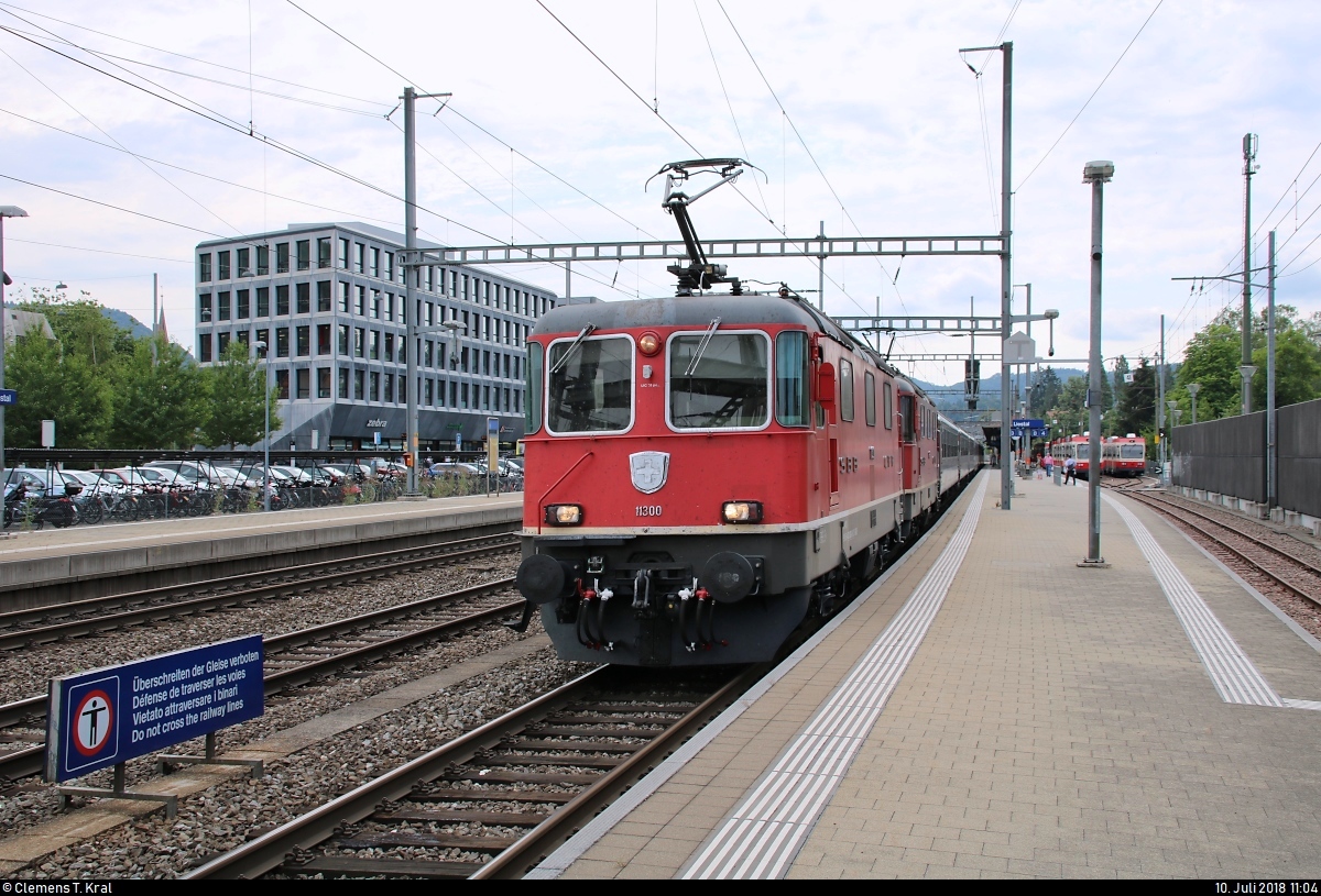 Re 4/4 II 11300 (420 300-6) und Re 4/4 II 11299 (420 299-0) SBB als IR 2262 (IR 37) von Zürich HB (CH) nach Basel SBB (CH) stehen im Bahnhof Liestal (CH) auf der Hauensteinstrecke (500).
[10.7.2018 | 11:04 Uhr]