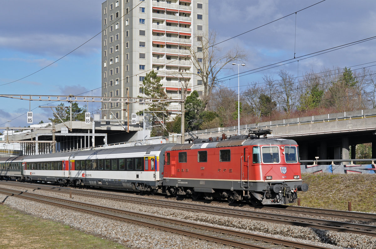 Re 4/4 II 11300 fährt Richtung Bahnhof Muttenz. Die Aufnahme stammt vom 12.02.2018.