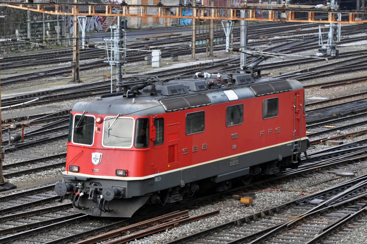 Re 4/4 II 11300 verlässt solo den Bahnhof SBB. Die Aufnahme stammt vom 28.02.2015.