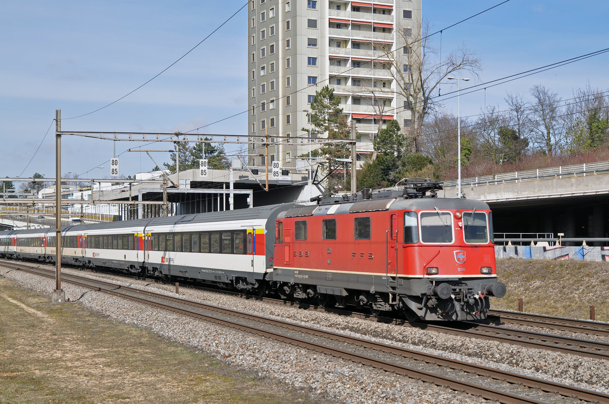Re 4/4 II 11301 fährt Richtung Bahnhof Muttenz. Die Aufnahme stammt vom 05.03.2018.
