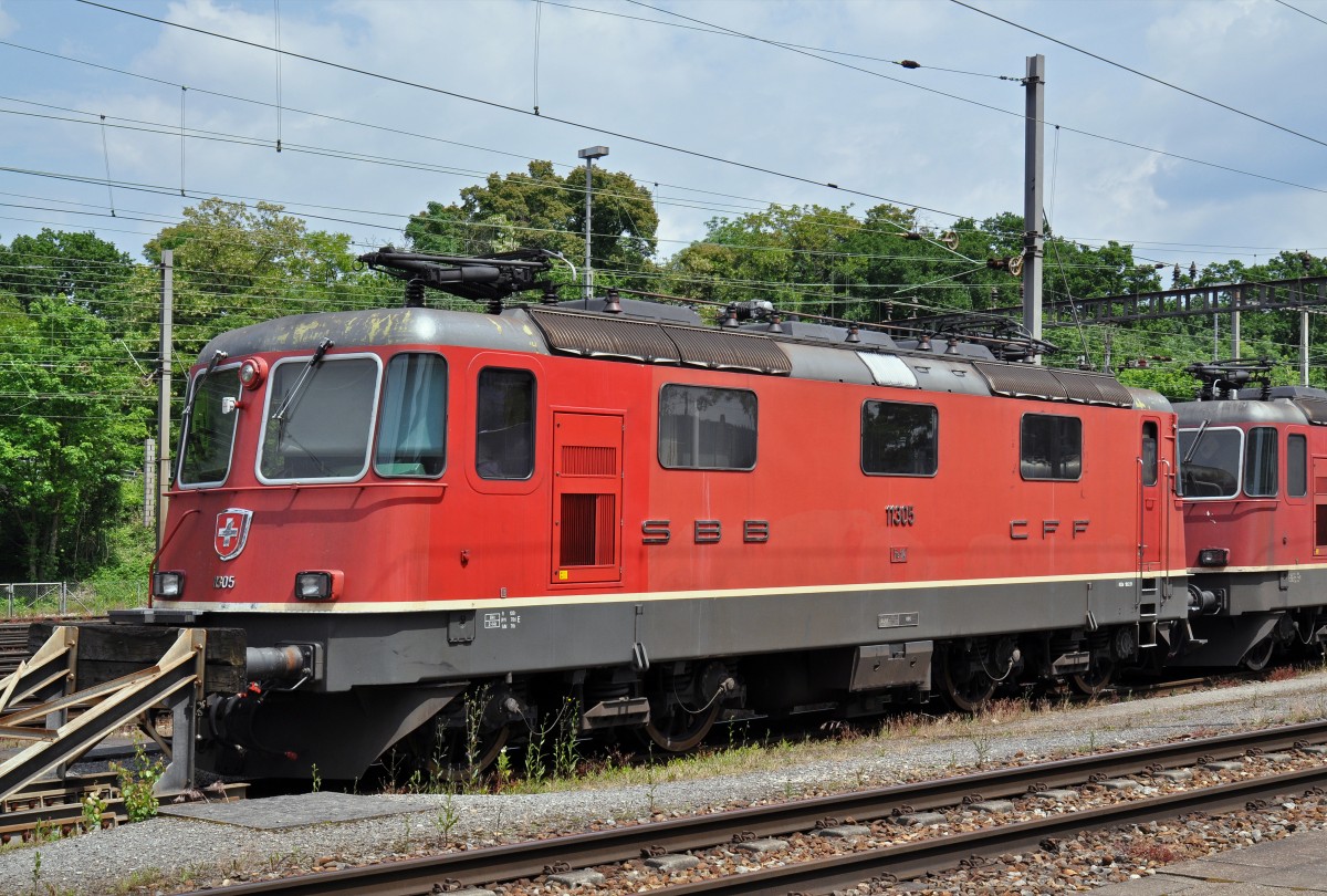 Re 4/4 II 11305 wartet am Güterbahnhof Muttenz auf den nächsten Einsatz. Die Aufnahme stammt vom 23.05.2015.
