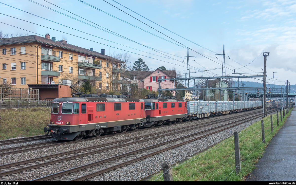 Re 4/4 II 11306 und eine weitere Re 4/4 II mit einem Zuckerrüben-Leerzug am 5. Dezember 2017 in Winterthur.