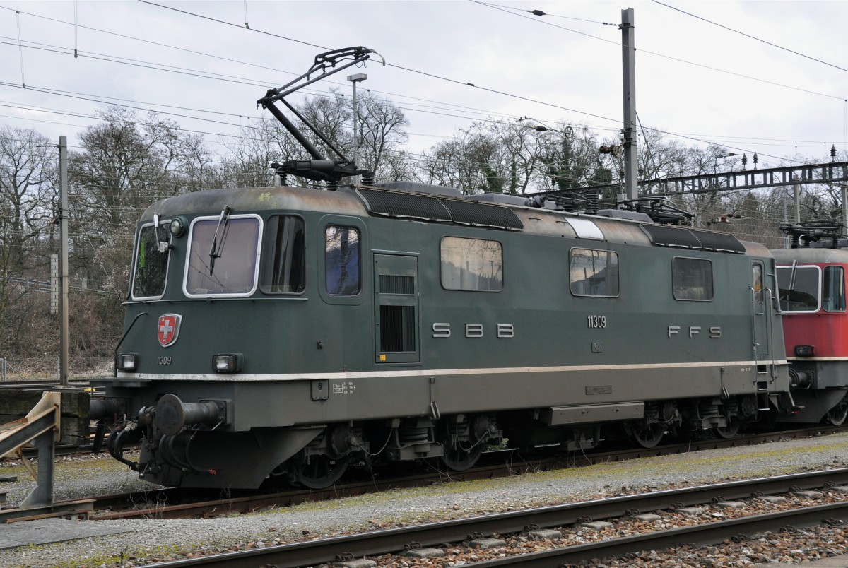 Re 4/4 II 11309 am Güterbahnhof Muttenz. Die Aufnahme stammt vom 15.02.2014.