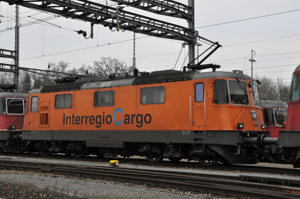 Re 4/4 II 11320 Interregio Cargo am Güterbahnhof Muttenz. Die Aufnahme stammt vom 12.01.2014.