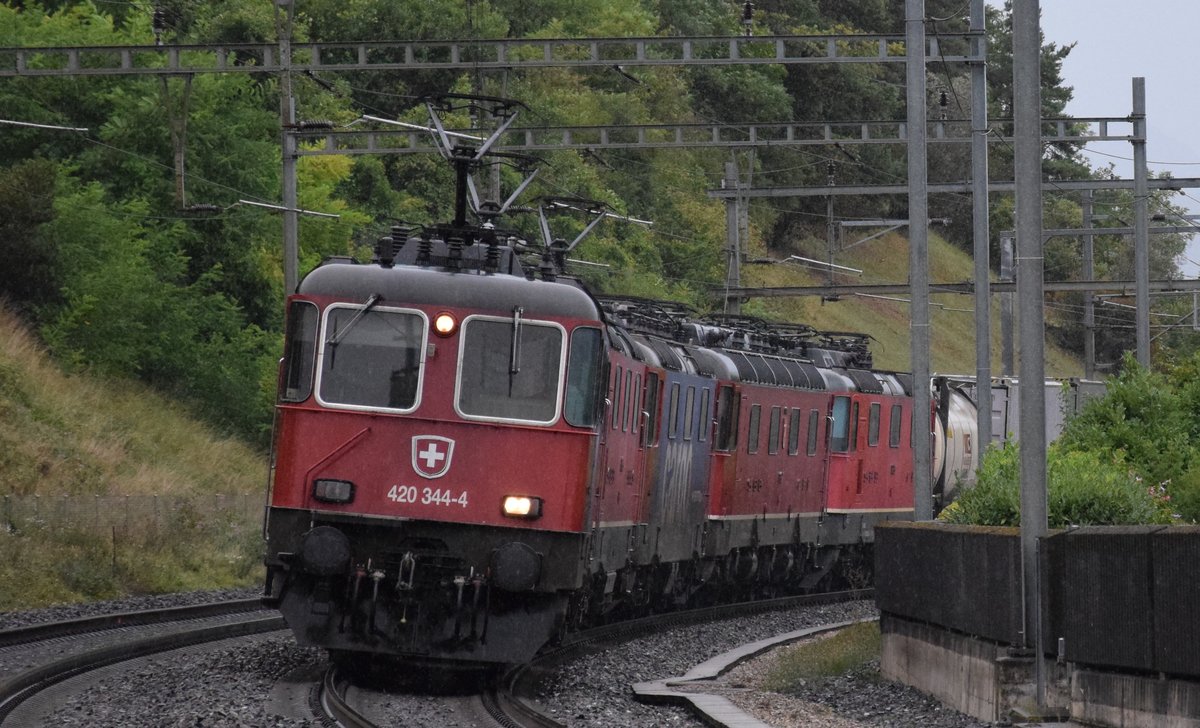 Re 4/4 II 11344 zieht am 24.08.2017 während des heftigen Gewitters zusammen mit Re 4/4 II 11345 und Re 421 373-2 die stromlosen Re 6/6 11667  Bodio  und die Re 4/4 II 11258 mit Güterzug in Villnachern Richtung Bözbergtunnel.