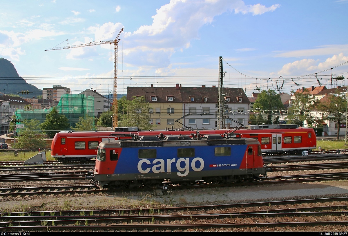 Re 4/4 II (421 392-2) der SBB Cargo rangiert im Bahnhof Singen(Hohentwiel).
Aufgenommen im Gegenlicht vom Parkhaus in der Julius-Bührer-Straße.
[14.7.2018 | 18:27 Uhr]