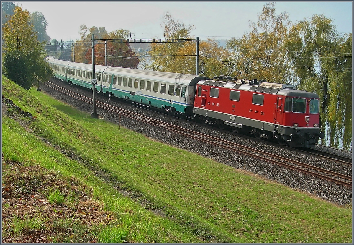 Re 4/4 II mit EC 122 von Milano nach Genève unterwegs bei Villeneuve am 29. Oktober 2007.

