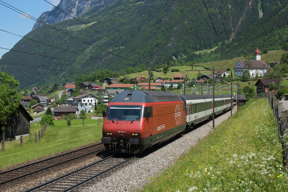 Re 460 001-1 befindet sich am 24.05.2014 mit einem IR nach Locarno in Silenen.