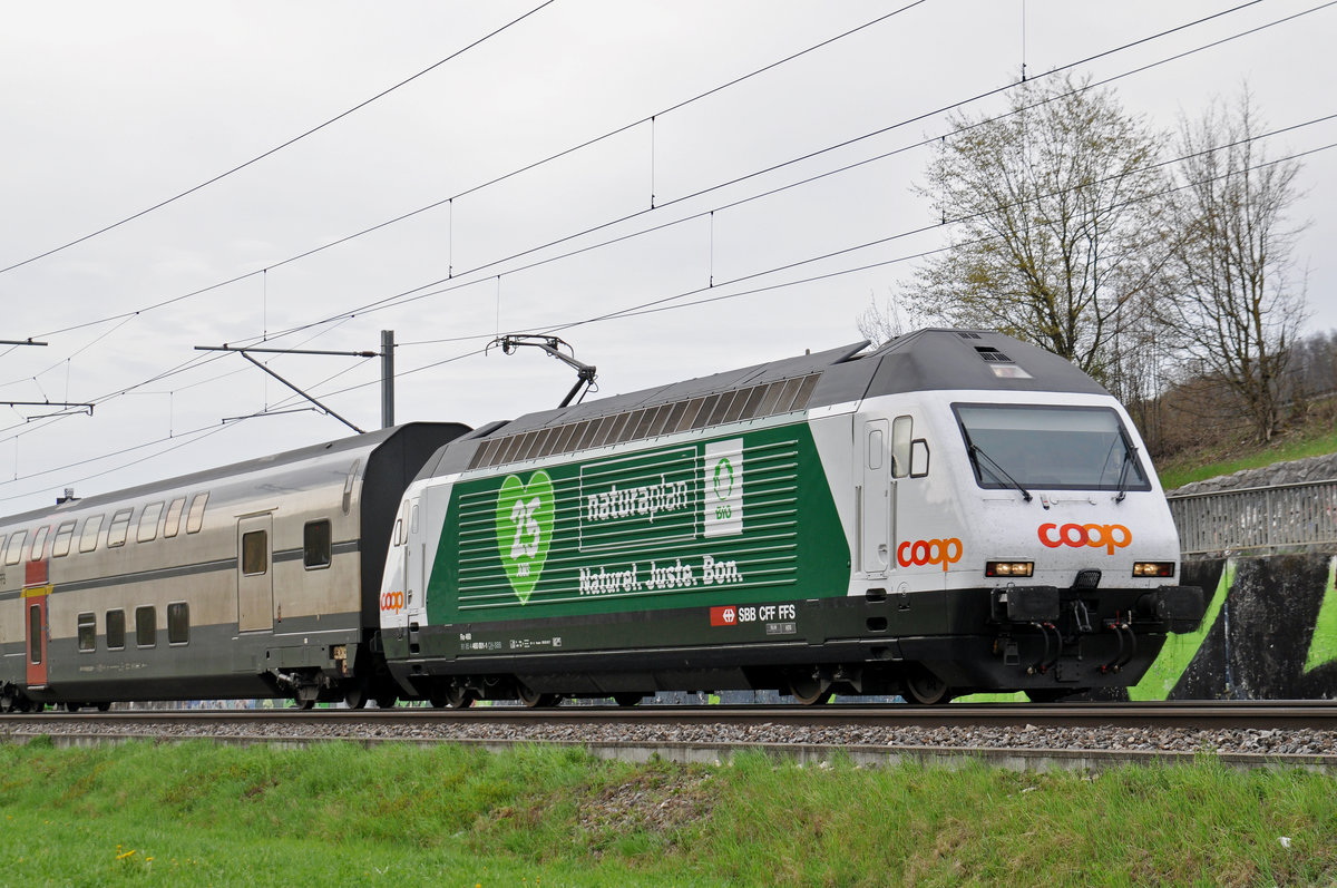 Re 460 001-1, mit der Naturaplan Werbung für COOP, fährt Richtung Bahnhof Sissach. Die Aufnahme stammt vom 14.04.2018.