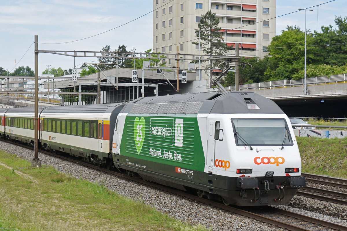 Re 460 001-1, mit der Werbung für 25 Jahre Naturaplan von COOP, fährt Richtung Bahnhof Muttenz. Die Aufnahme stammt vom 21.05.2018.