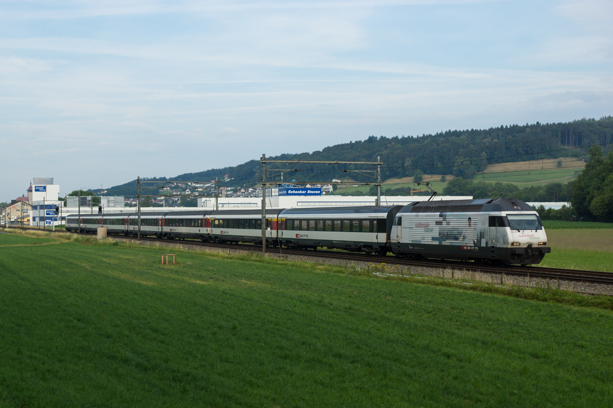 Re 460 003-7 zieht am 28.06.2014 den IR 1815 von Schönenwerd Richtung Aarau.