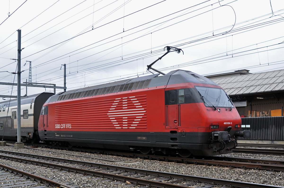 Re 460 004-5 durchfährt den Bahnhof Sissach. Die Aufnahme stammt vom 26.10.2016.