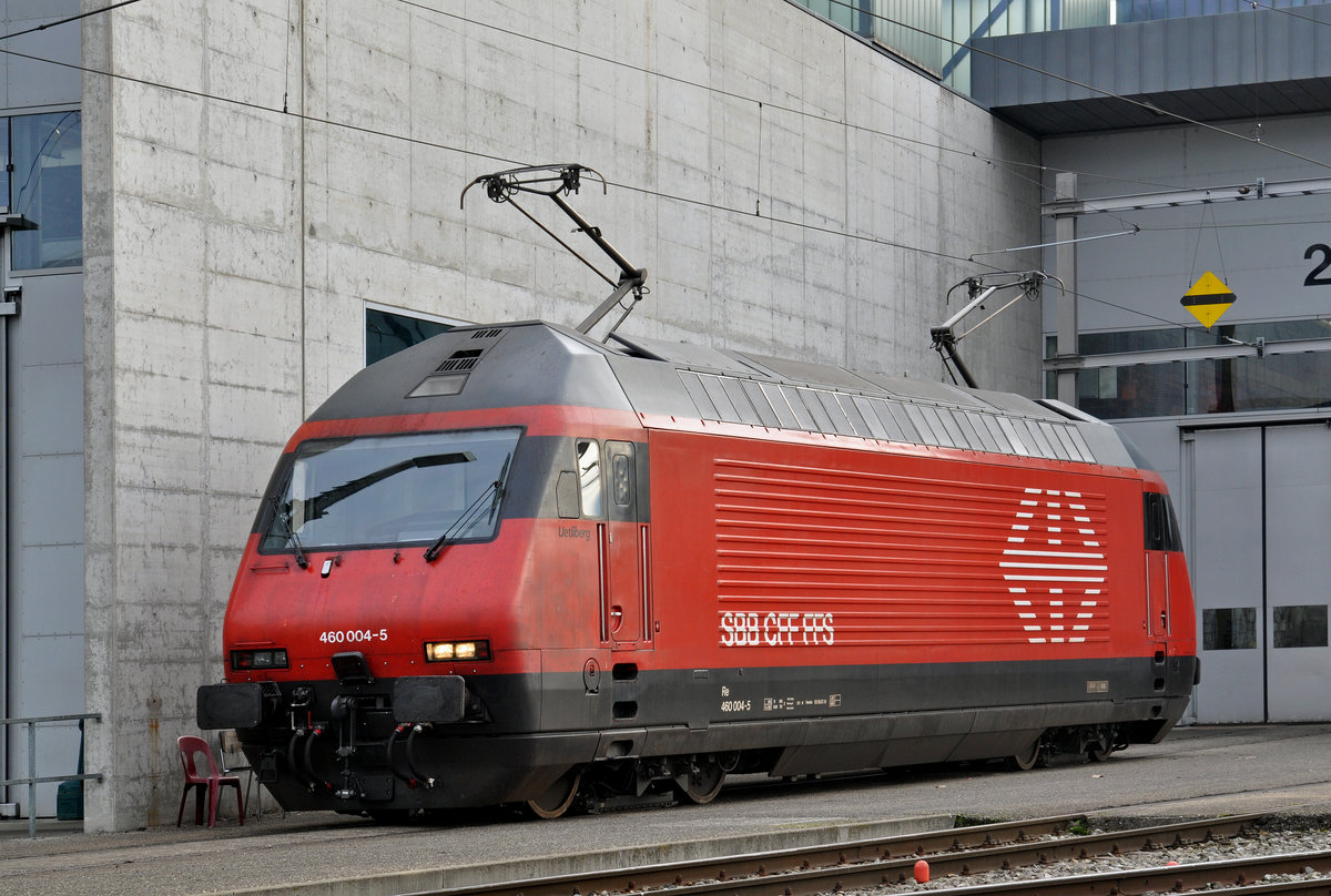 Re 460 004-5, steht vor dem Lok-Depot hinter dem Bahnhof SBB. Die Aufnahme stammt vom 13.11.2016.