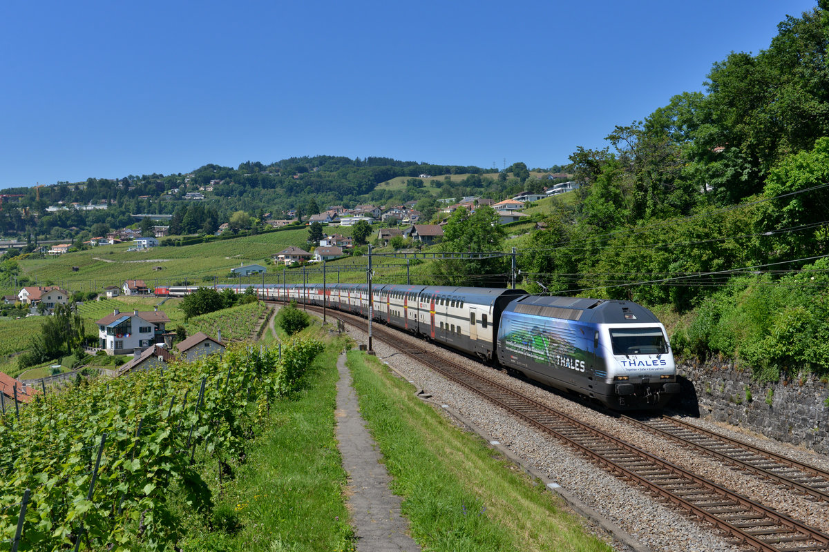 Re 460 005 mit einem IC nach St. Gallen am 22.06.2016 bei Bossiere. 