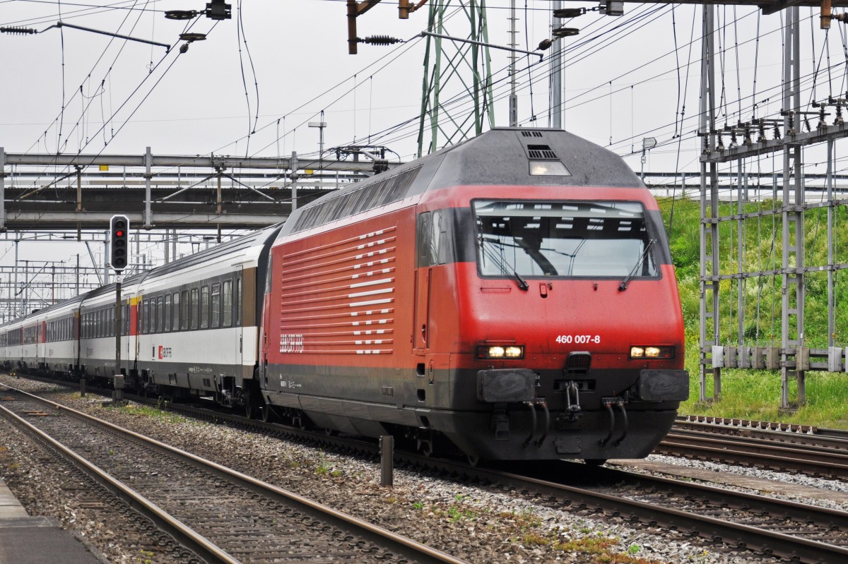 Re 460 007-8 durchfährt den Bahnhof Muttenz. Die Aufnahme stammt vom 30.05.2014.