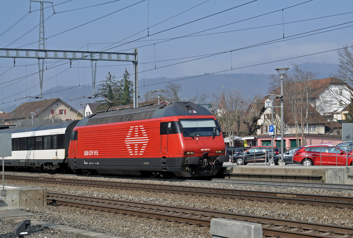Re 460 007-8 durchfährt den Bahnhof Sissach. Die Aufnahme stammt vom 11.03.2016.