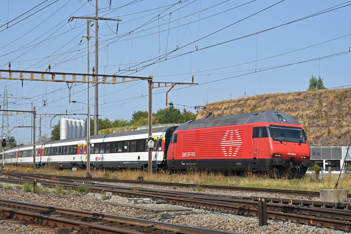 Re 460 008-6 durchfährt den Bahnhof Pratteln. Die Aufnahme stammt vom 28.08.2018.