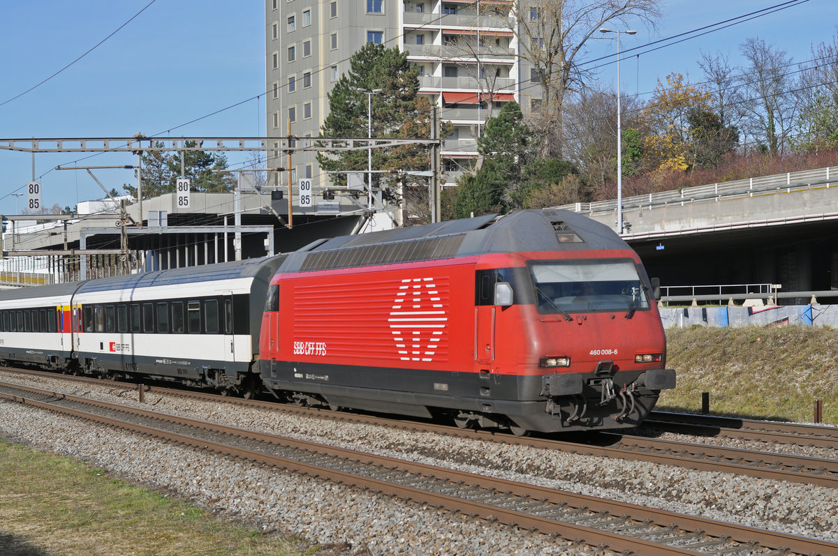 Re 460 008-6 fährt Richtung Bahnhof Muttenz. Die Aufnahme stammt vom 22.11.2017.