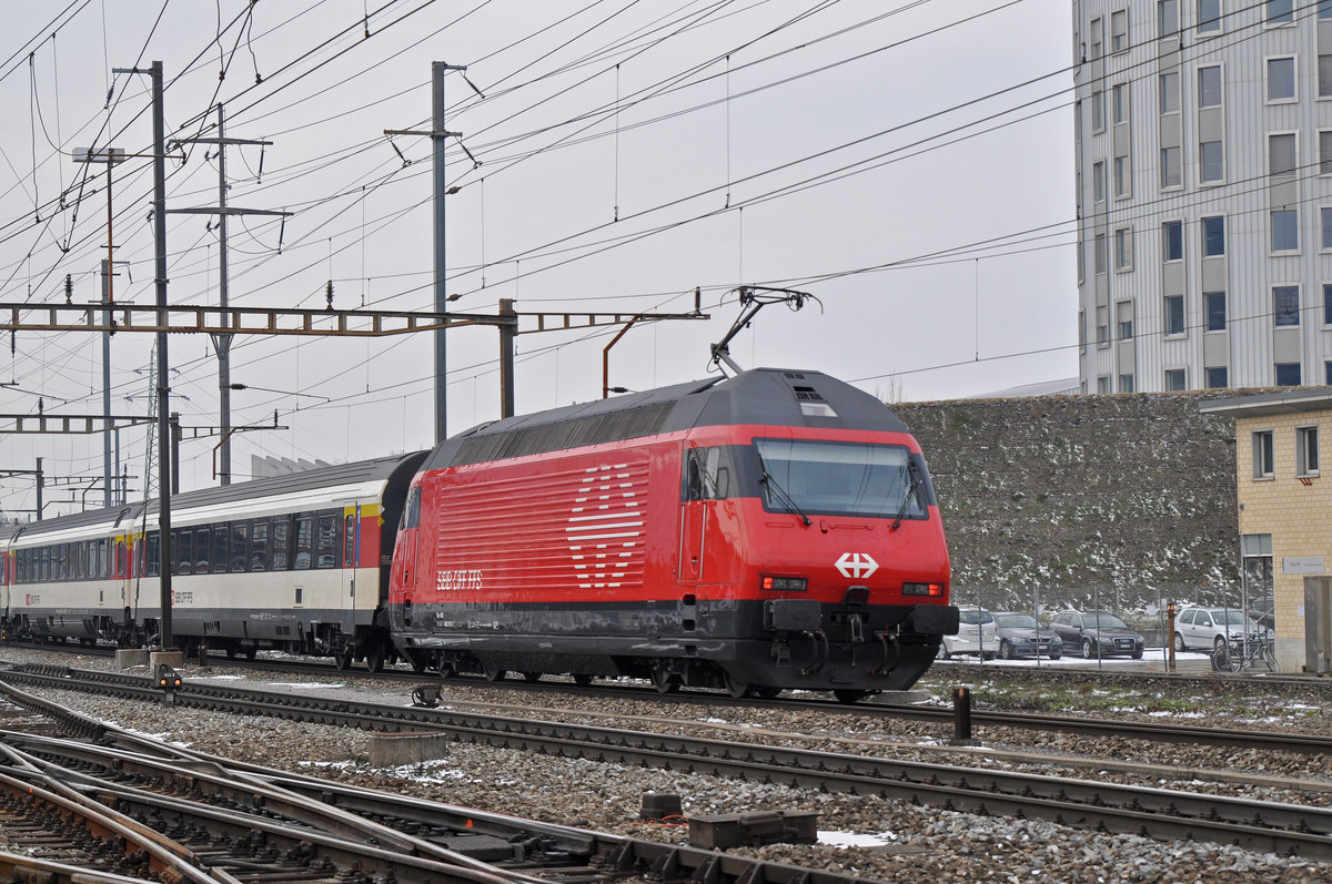 Re 460 010-2 durchfährt den Bahnhof Pratteln. Die Aufnahme stammt vom 01.03.2018.
