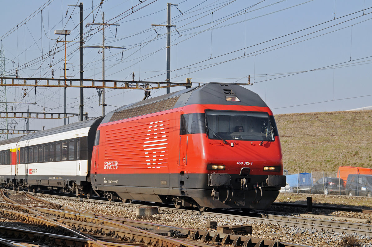 Re 460 012-8 durchfährt den Bahnhof Pratteln. Die Aufnahme stammt vom 14.02.2017.