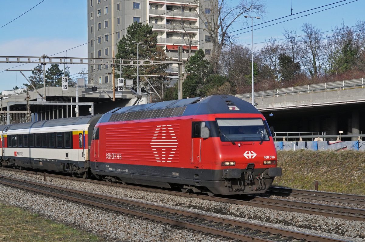 Re 460 016-9 fährt Richtung Bahnhof Muttenz. Die Aufnahme stammt vom 01.12.2017.