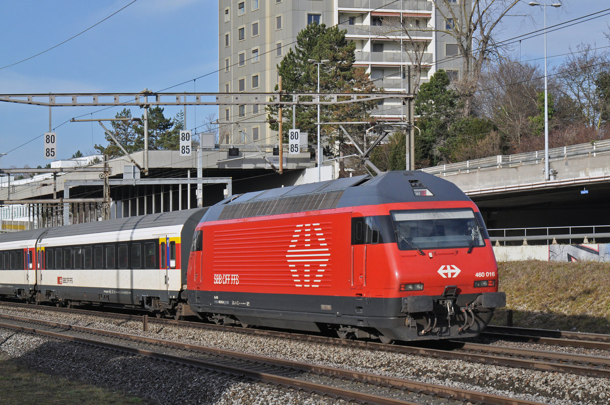 Re 460 016-9 fährt Richtung Bahnhof SBB. Die Aufnahme stammt vom 02.01.2018.