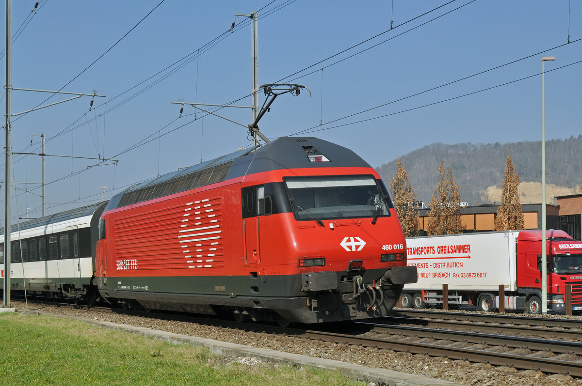 Re 460 016-9, hat den Bahnhof Sissach verlassen und fährt Richtung Basel. Die Aufnahme stammt vom 16.03.2017.