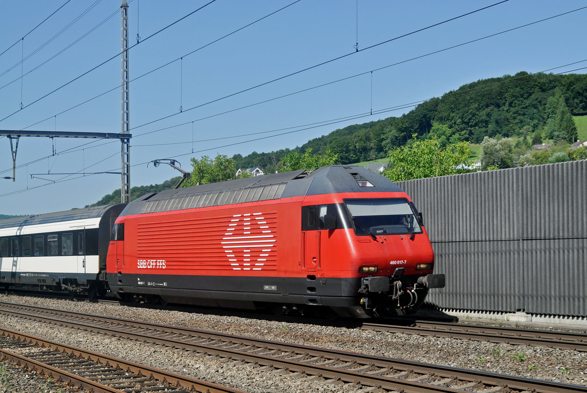 Re 460 017-7 durchfährt den Bahnhof Gelterkinden. Die Aufnahme stammt vom 15.08.2017.