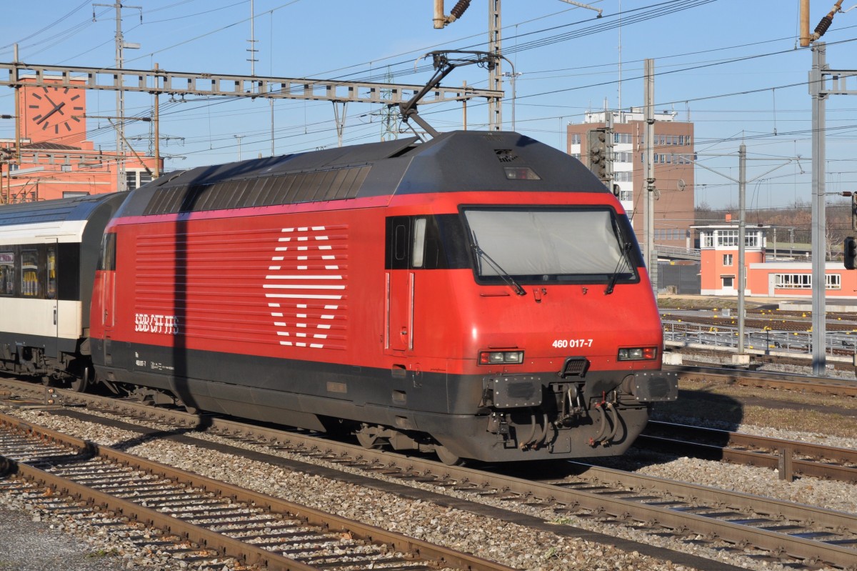Re 460 017-7 durchfährt den Bahnhof Muttenz. Die Aufnahme stammt vom 16.12.2013.