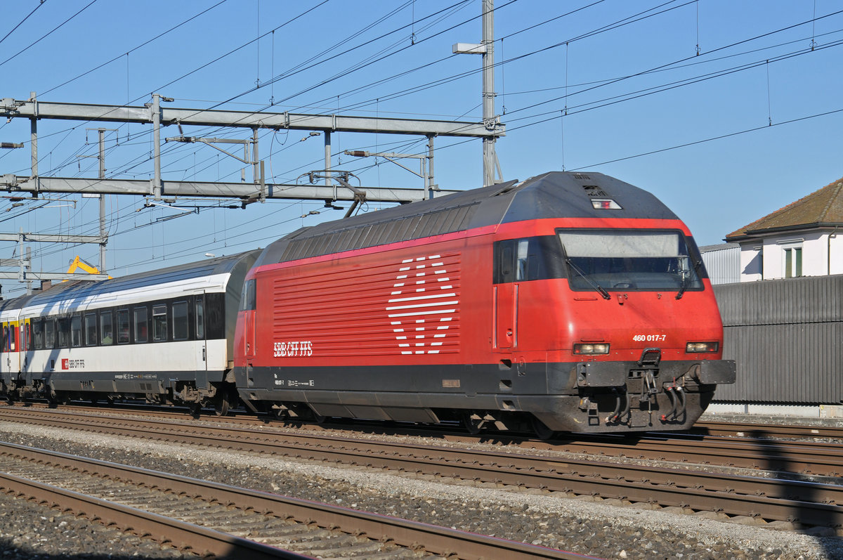 Re 460 017-7, durchfährt den Bahnhof Rothrist. Die Aufnahme stammt vom 25.08.2016.