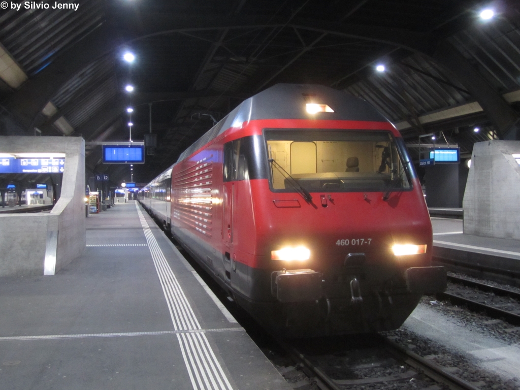 Re 460 017-7 ''Les Diablerets'' am 7.2.2015 in Zürich HB als IR 30256 nach Olten. Hierbei handelt es sich normalerweise um den IR 2256 nach Basel, dem ersten Fernverkehrszug des Tages, der Zürich verlässt. Infolge Bauarbeiten im Hauensteinbasistunnel fuhren an diesem Tag die IR Zürich - Basel nur bis Olten und wurden allesamt mit ''verkehrten'' EW4-Pendel geführt. Planmässig würde die Lok Seite Prellbock stehen.