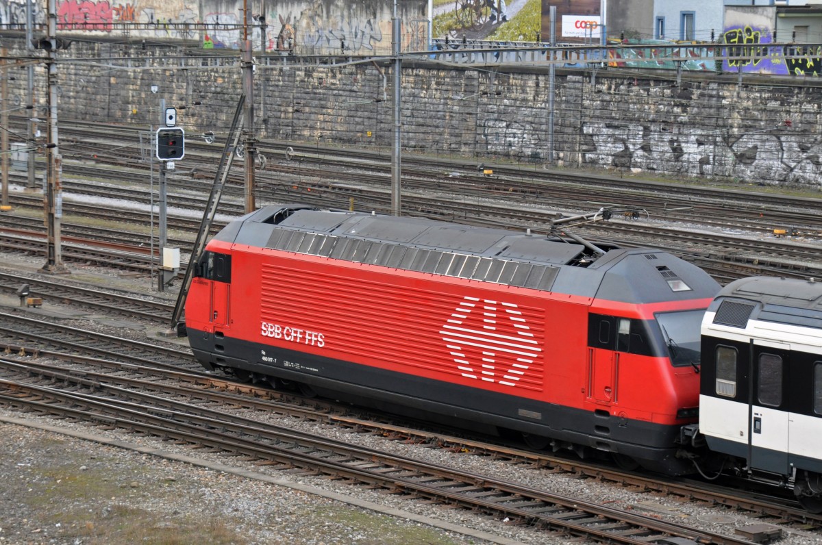 Re 460 017-7 verlässt den Bahnhof SBB. Die Aufnahme stammt vom 06.02.2015.