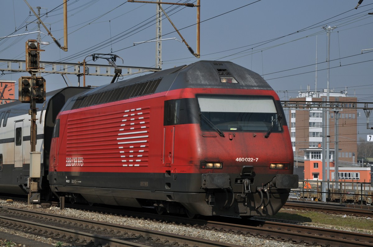 Re 460 022-7 durchfährt den Bahnhof Muttenz. Die Aufnahme stammt vom 13.03.2014.