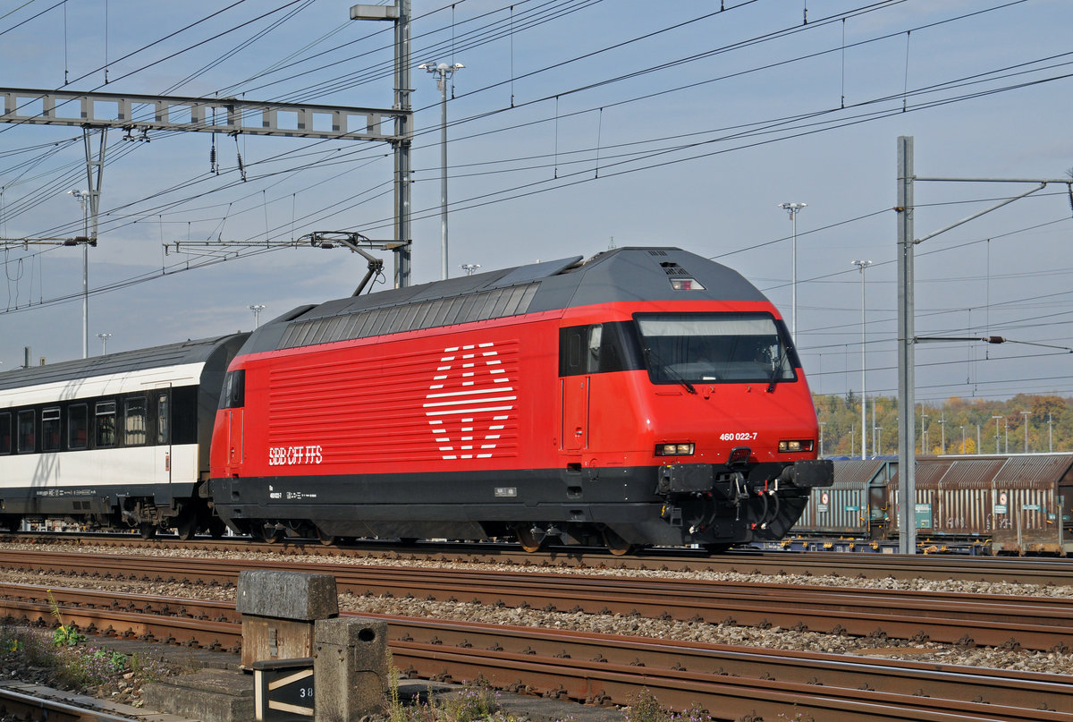 Re 460 022-7 durchfährt den Bahnhof Muttenz. die Aufnahme stammt vom 28.10.2015.