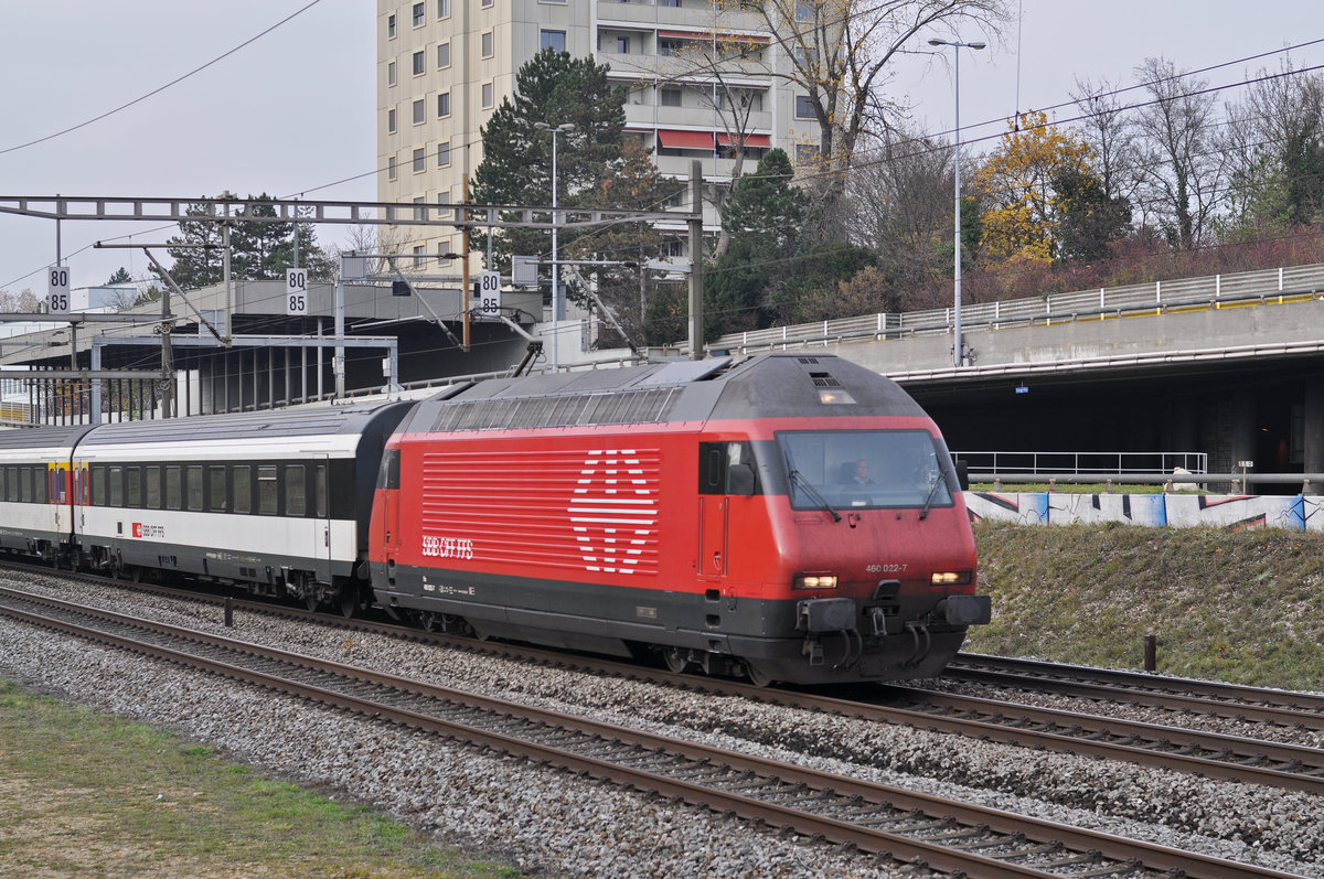 Re 460 022-7 fährt Richtung Bahnhof Muttenz. Die Aufnahme stammt vom 16.11.2017.