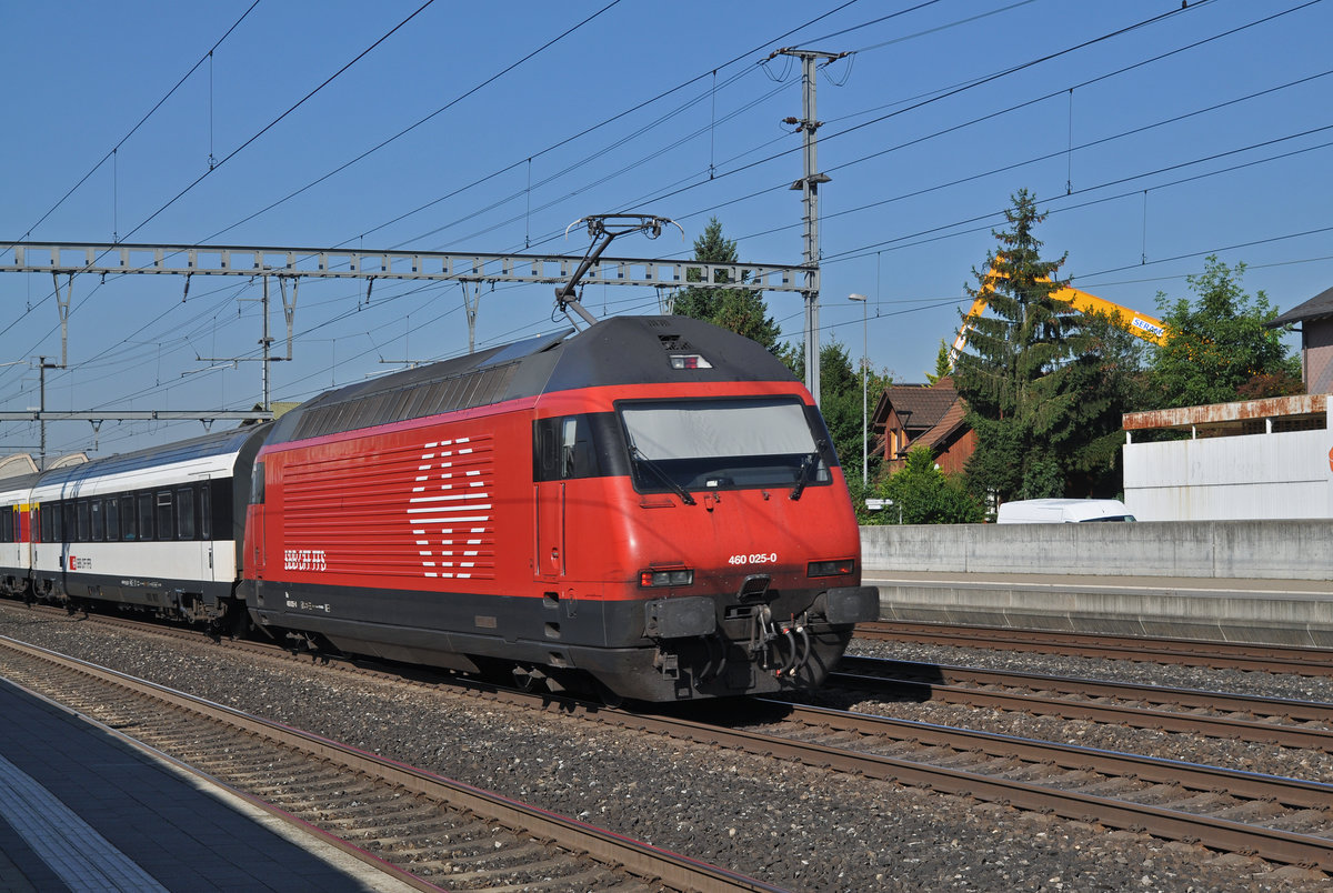 Re 460 025-0 durchfährt den Bahnhof Rothrist. Die Aufnahme stammt vom 25.08.2016.