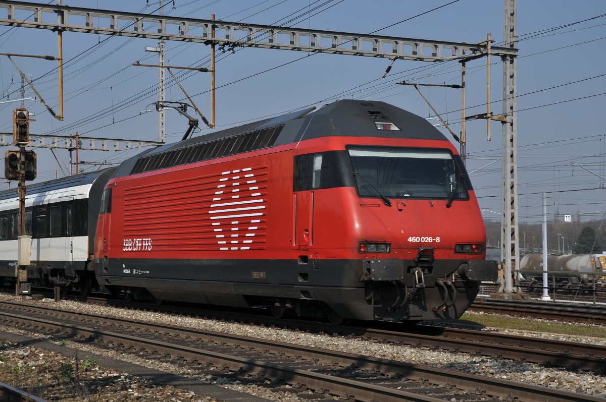 Re 460 026-8 durchfährt den Bahnhof Muttenz. Die Aufnahme stammt vom 13.03.2014.