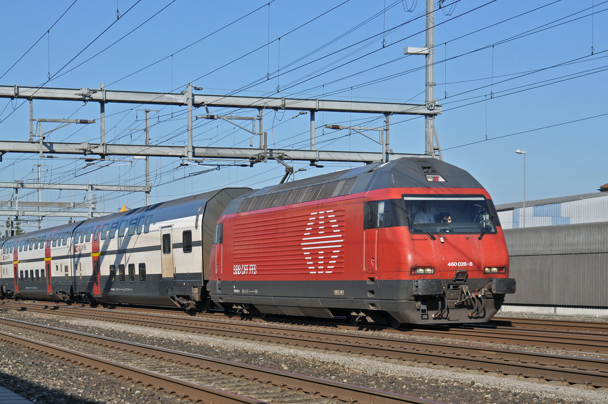 Re 460 026-8, durchfährt den Bahnhof Rothrist. Die Aufnahme stammt vom 25.08.2016.
