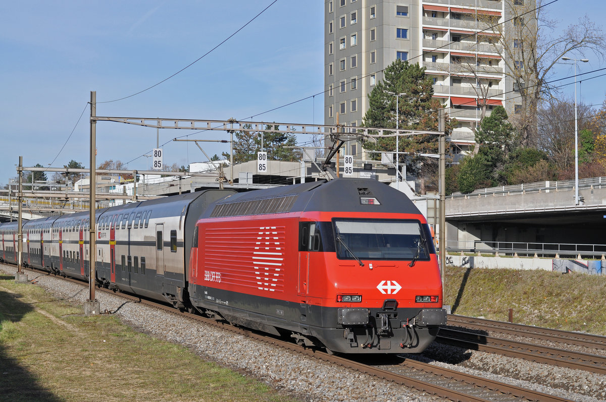 Re 460 026-8 fährt Richtung Bahnhof Muttenz. Die Aufnahme stammt vom 22.11.2017.