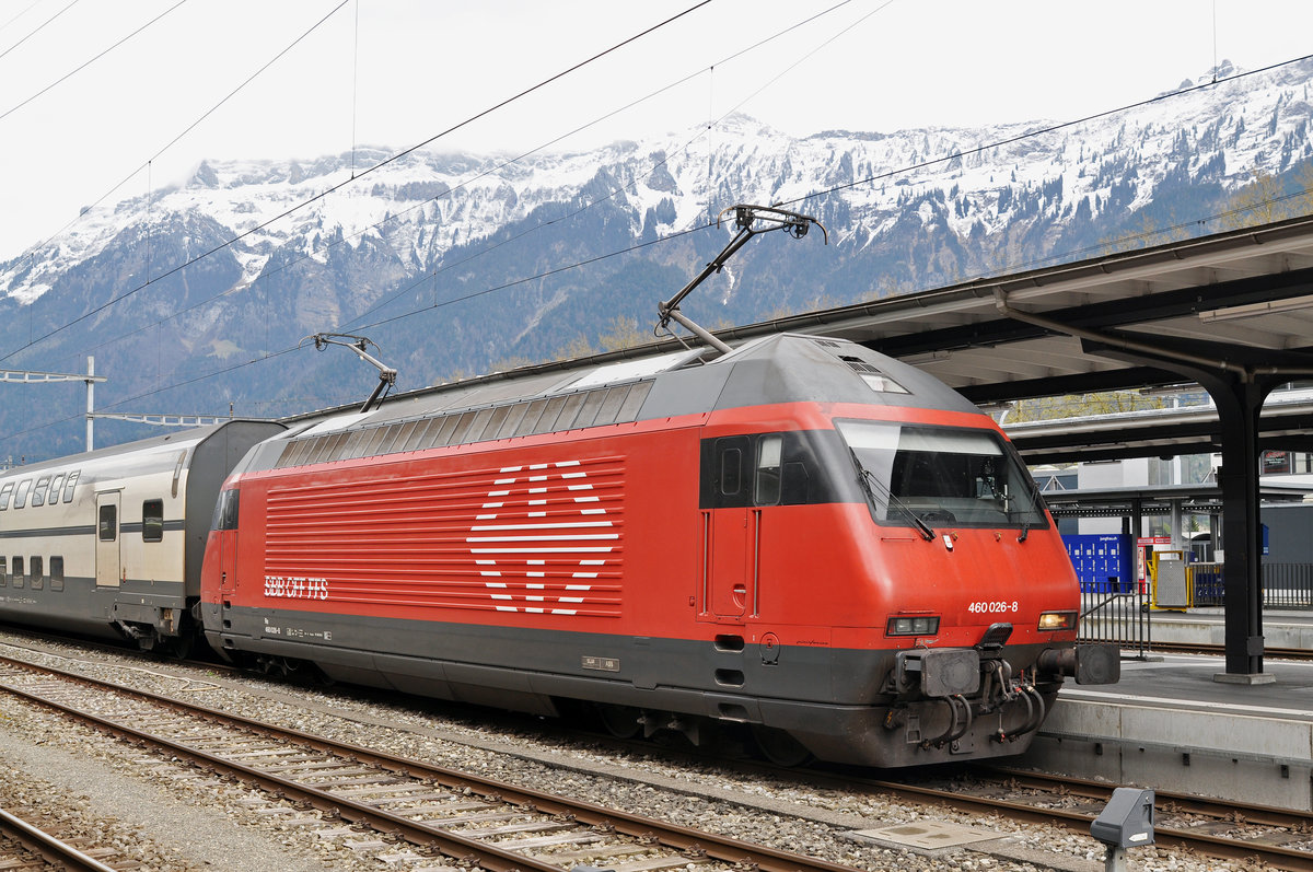 Re 460 026-8 wartet beim Bahnhof Interlaken Ost. Die Aufnahme stammt vom 17.04.2017.