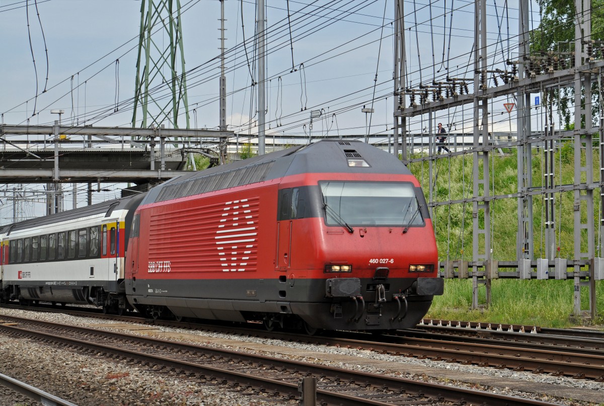 Re 460 027-6 durchfährt den Bahnhof Muttenz. Die Aufnahme stammt vom 23.05.2015.